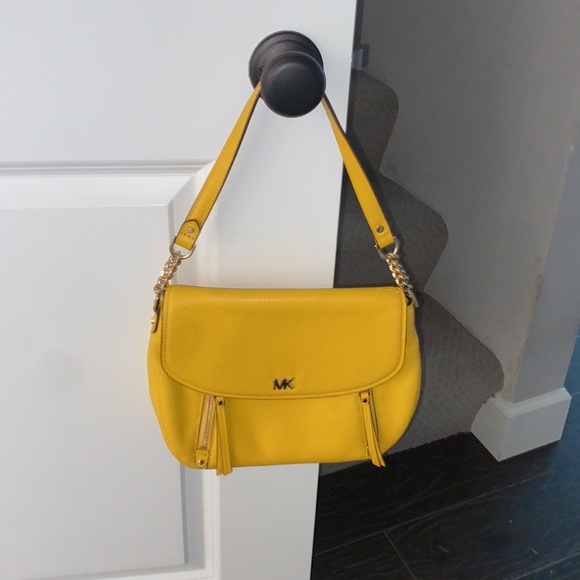 MK handbag with adjustable strap attachment - Picture 4 of 15